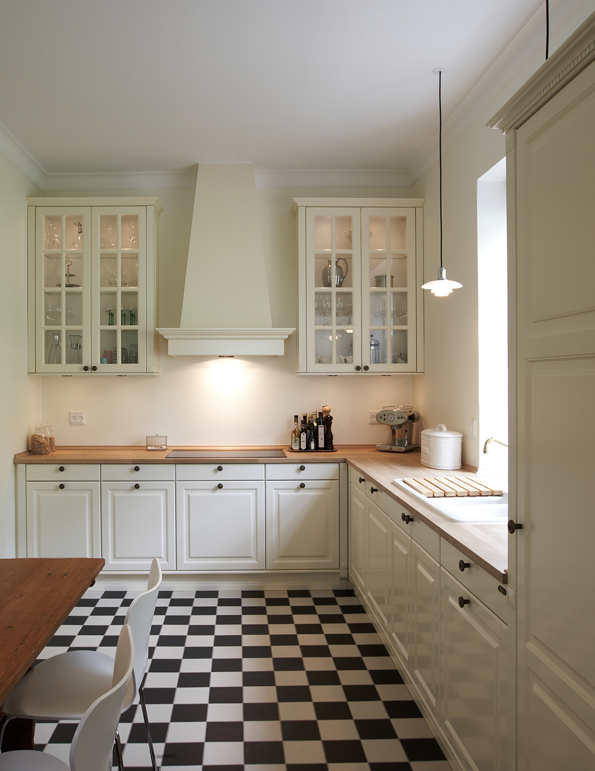 Antique Lifestyle køkkener er inspireret af romantisk engelsk landstil og udstråler nostalgi, samtidig med at de smukt passer ind i den danske hygge.