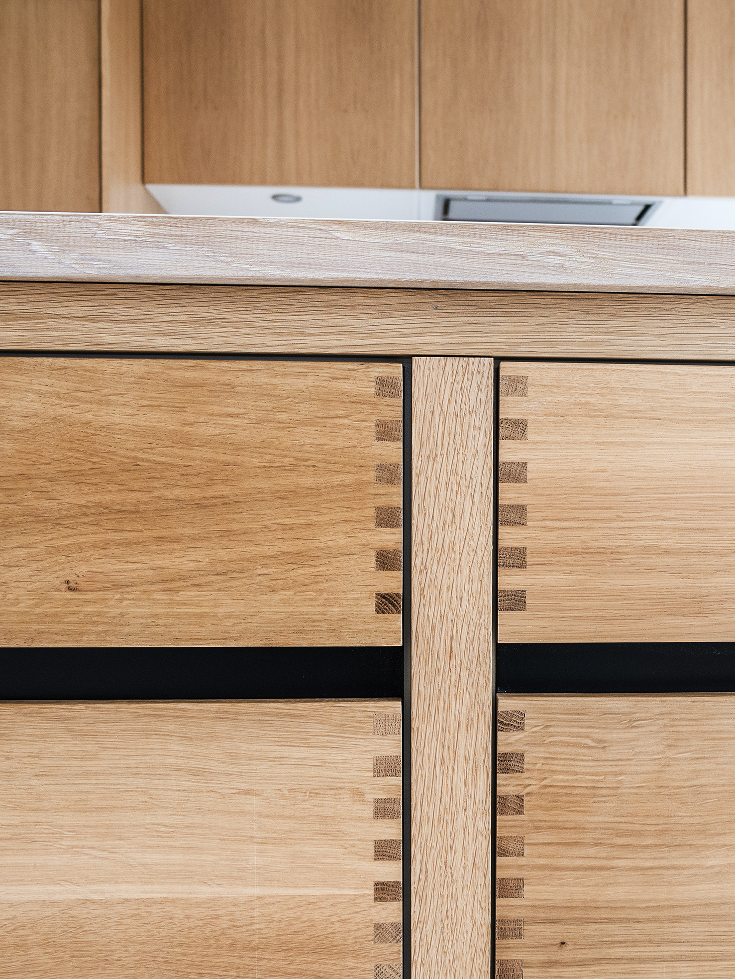 Et trækøkken, der kombinerer naturlige materialer med kompromisløst håndværk og skaber et funktionelt og smukt køkkenalrum.