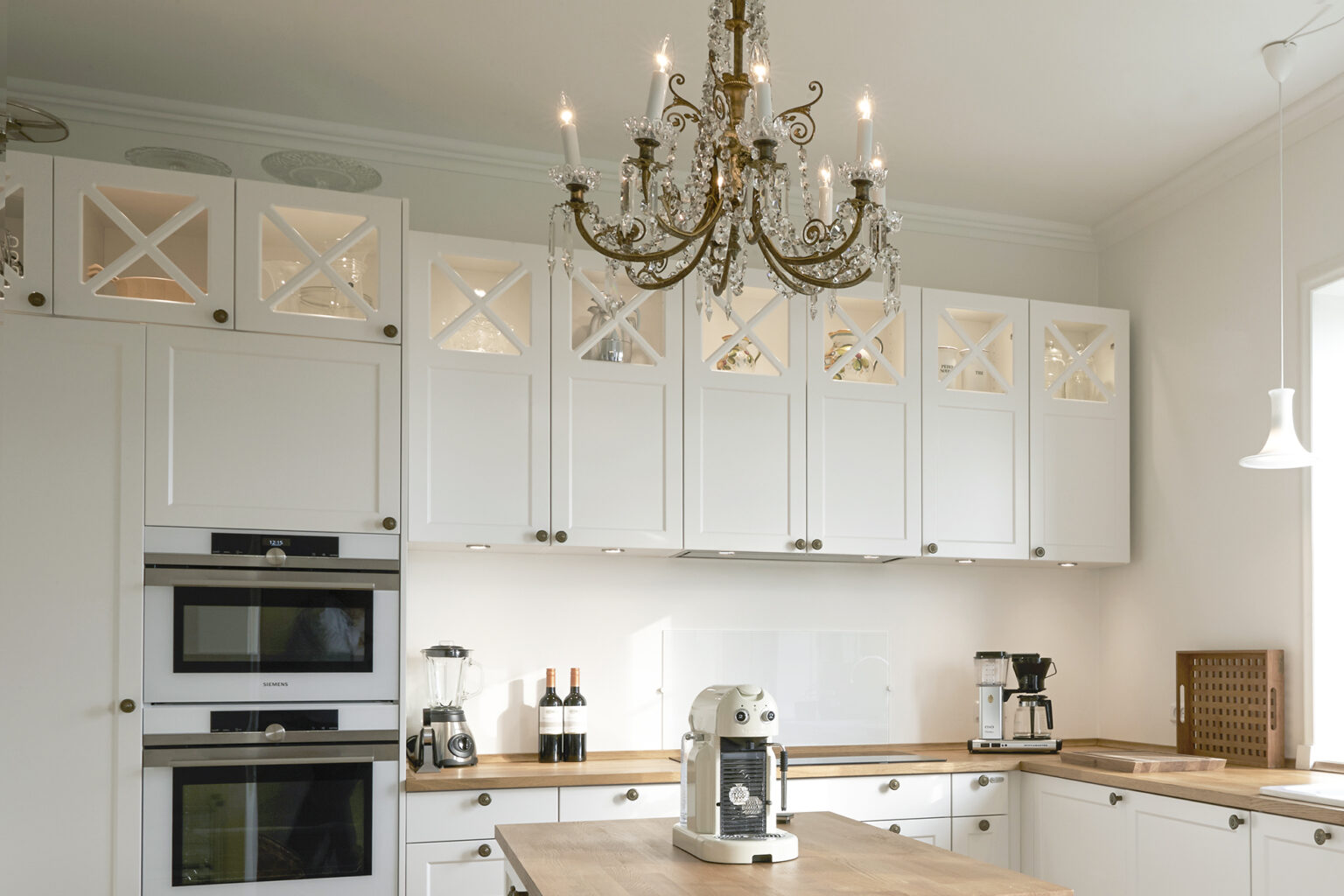 Klassisk køkken med fyldningslåger, elegante greb og håndlavede detaljer – tidløst design, funktionelt og stilrent i enhver bolig.