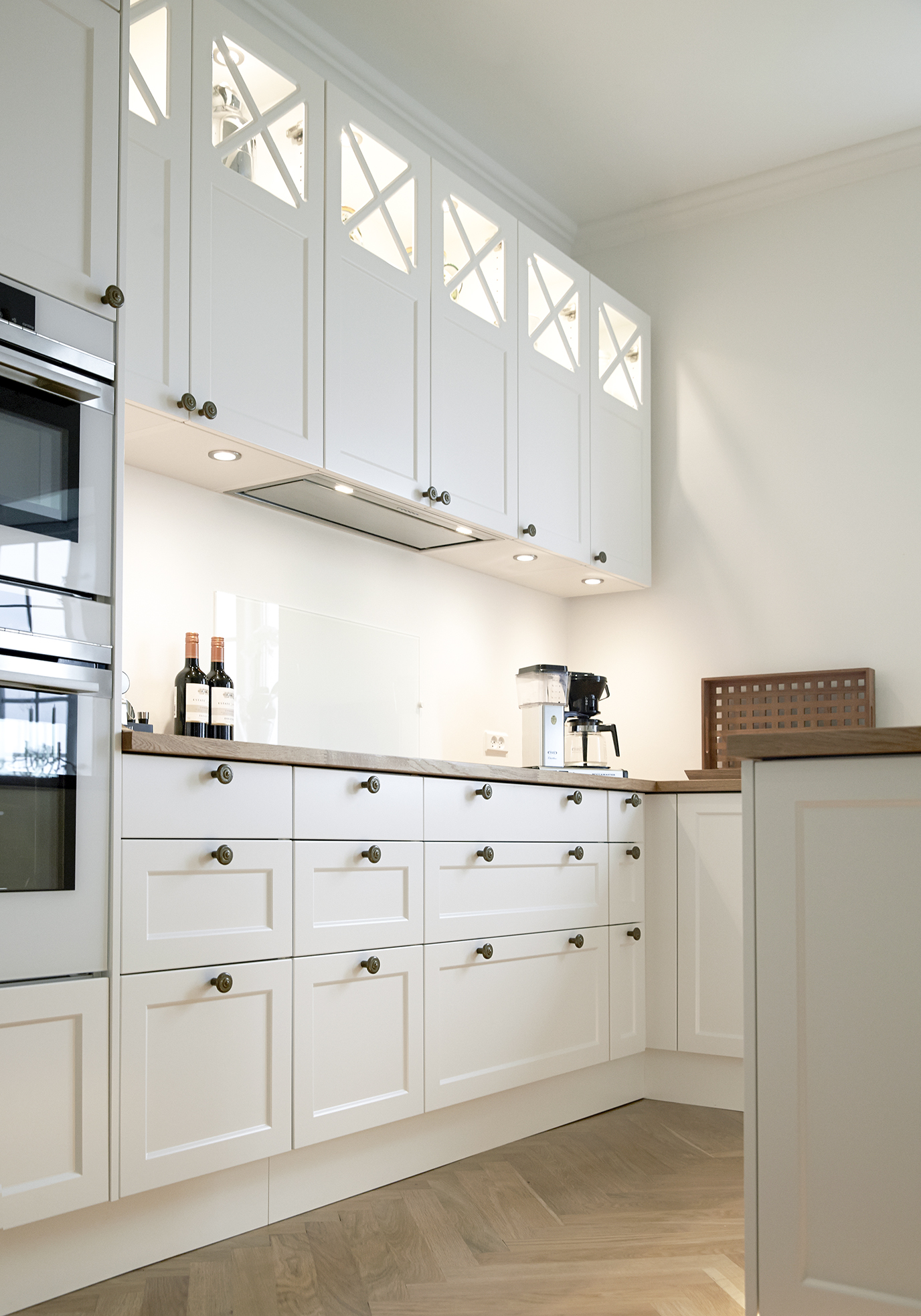 Klassisk køkken med fyldningslåger, elegante greb og håndlavede detaljer – tidløst design, funktionelt og stilrent i enhver bolig.