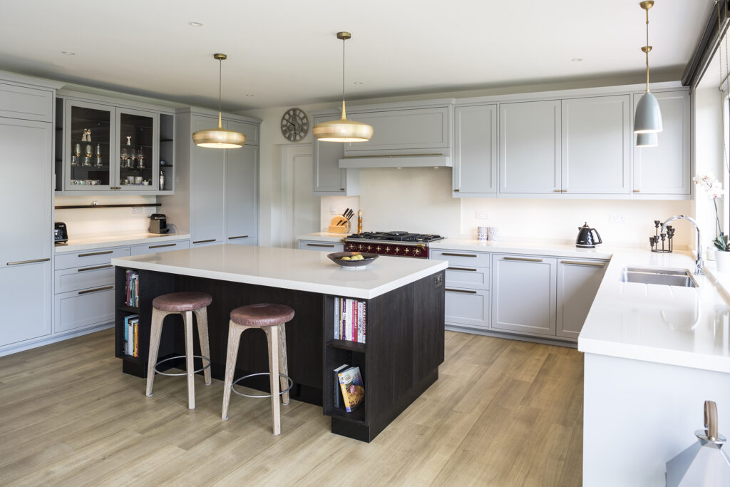 Smukt lysegrå køkken med elegant design og masser af arbejdsplads