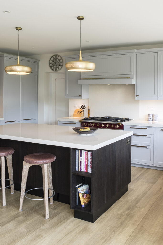 Smukt lysegrå køkken med elegant design og masser af arbejdsplads