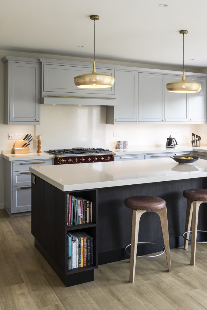 Smukt lysegrå køkken med elegant design og masser af arbejdsplads