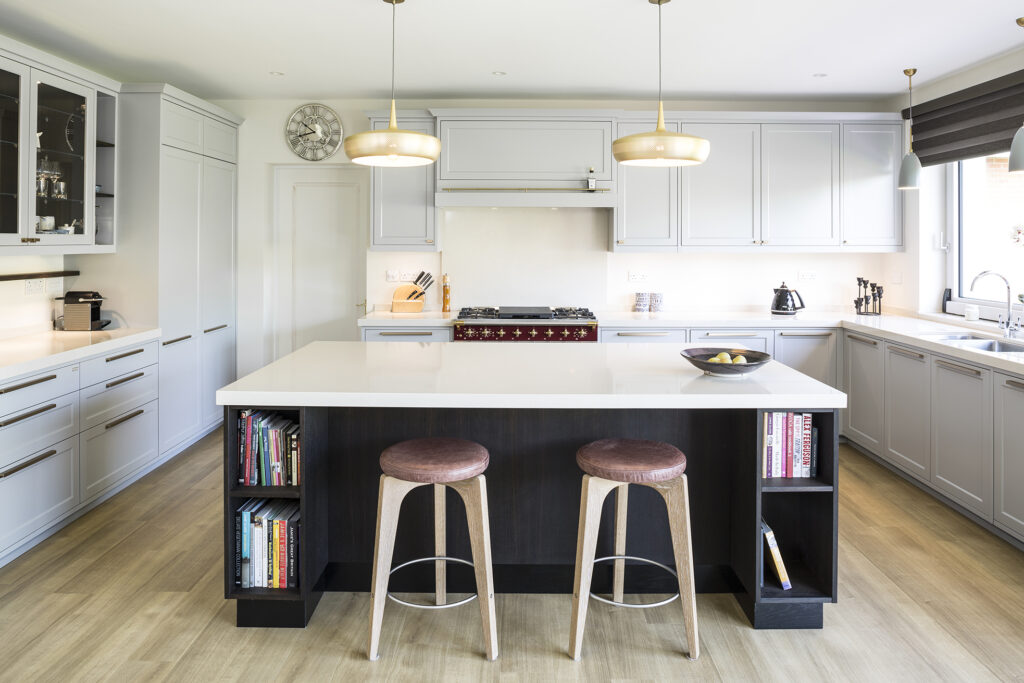 Smukt lysegrå køkken med elegant design og masser af arbejdsplads