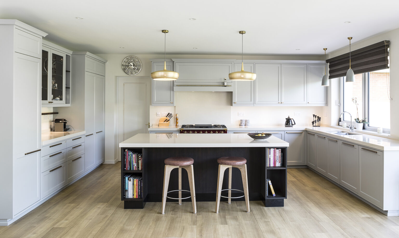 Smukt lysegrå køkken med elegant design og masser af arbejdsplads