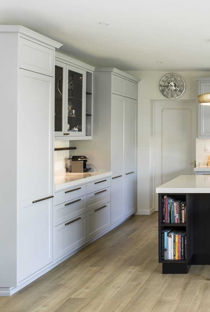 Smukt lysegrå køkken med elegant design og masser af arbejdsplads