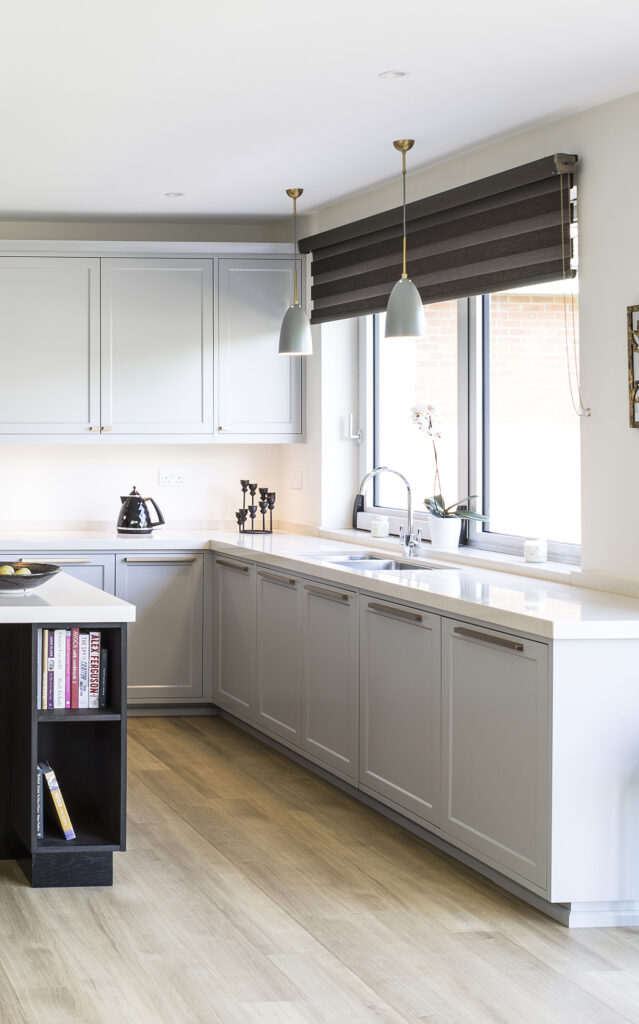 Smukt lysegrå køkken med elegant design og masser af arbejdsplads