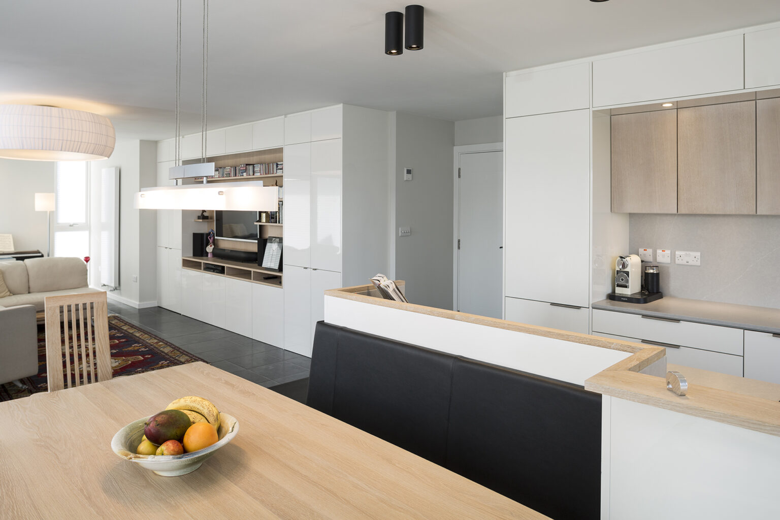 De hvide fronter danner grundtonen i køkkenerne – en rolig base, der får varme og karakter gennem samspillet med træ og lyse naturmaterialer. Den matte overflade reflekterer lyset blødt og skaber et venligt, imødekommende udtryk.
