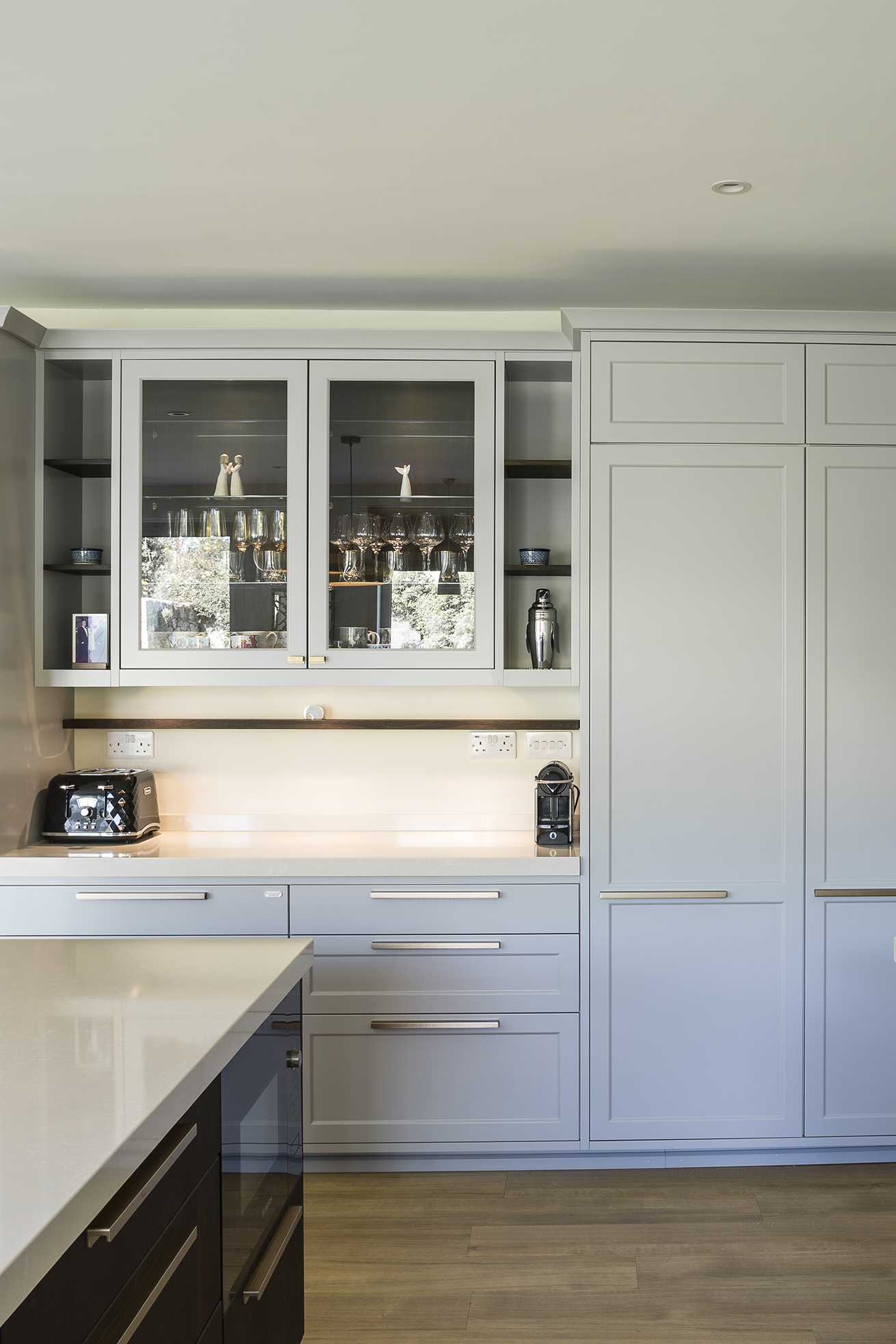 Smukt lysegrå køkken med elegant design og masser af arbejdsplads