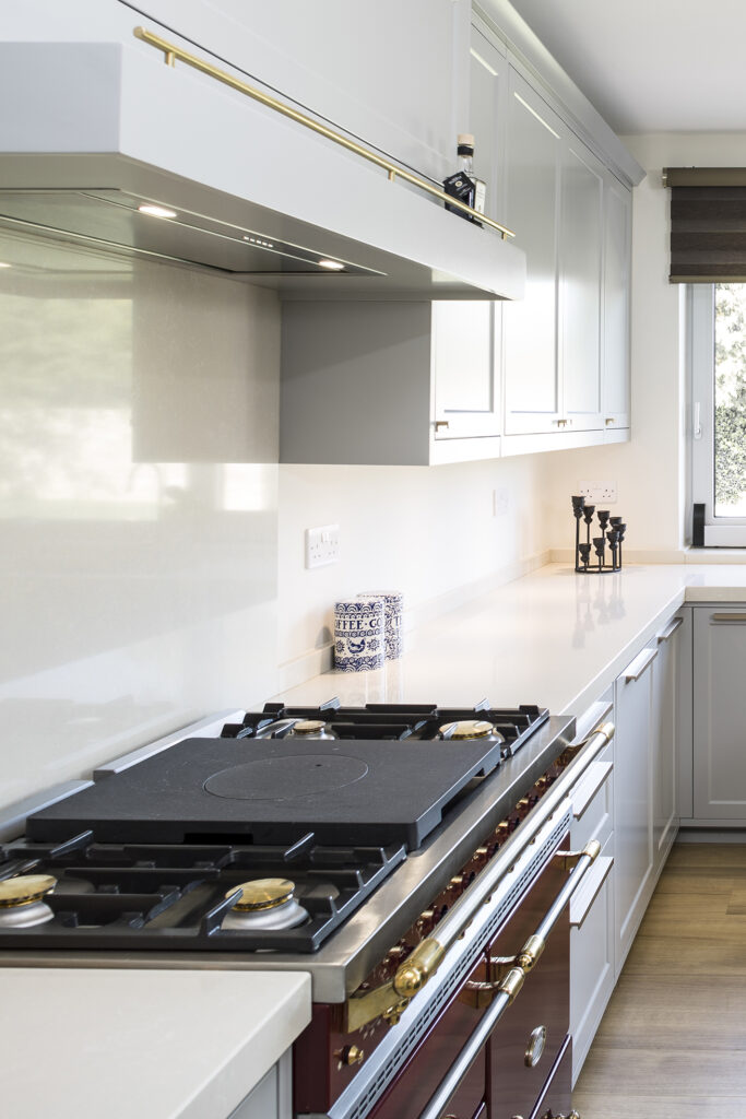 Smukt lysegrå køkken med elegant design og masser af arbejdsplads