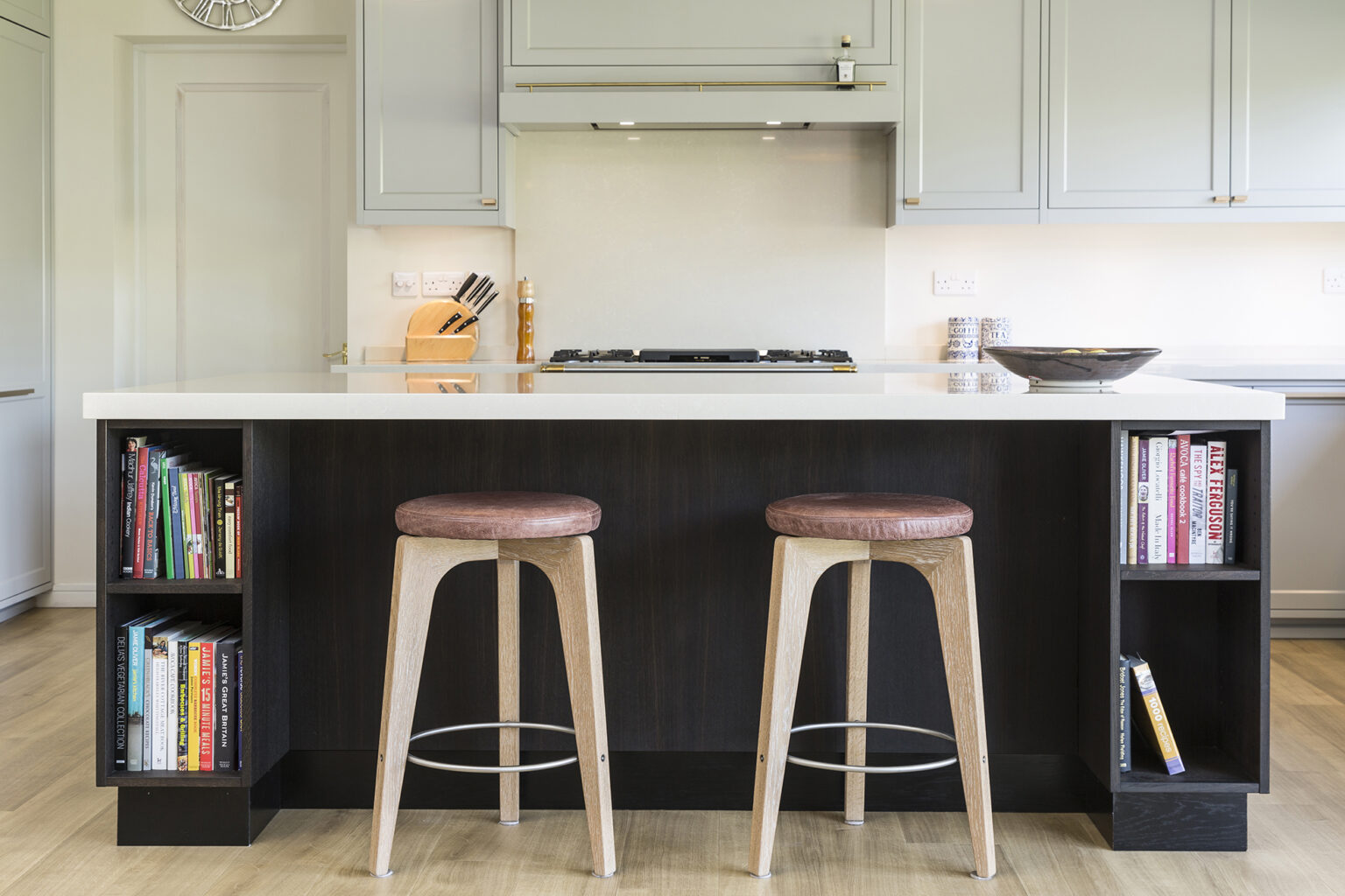 Smukt lysegrå køkken med elegant design og masser af arbejdsplads