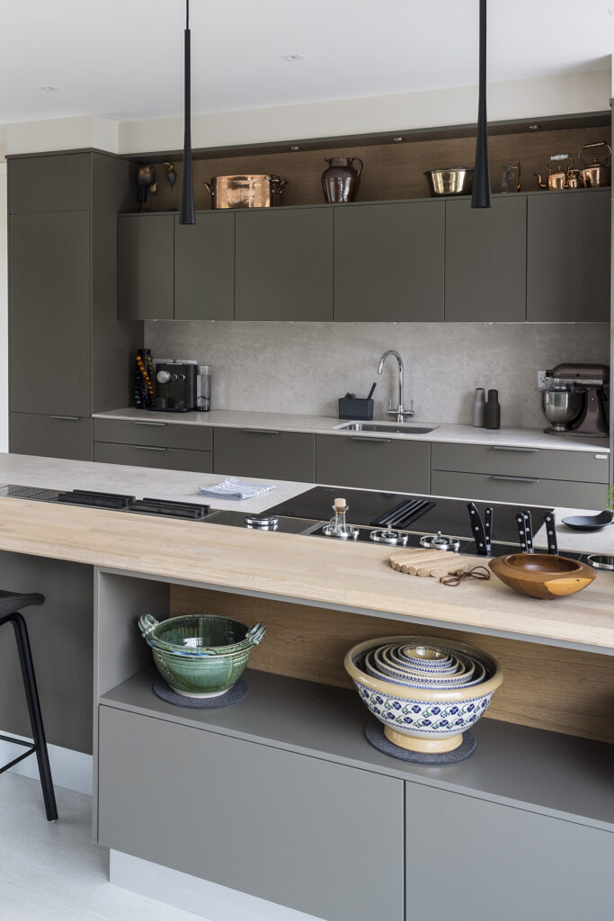 gråt køkken, moderne gråt køkken, køkken i grå nuancer, køkkeninspiration grå farver, grå køkkenelementer, mat gråt køkken, køkken med træbordplade, minimalistisk køkken i grå