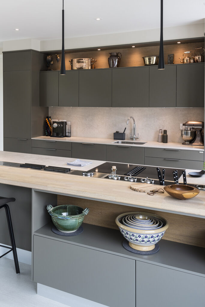 gråt køkken, moderne gråt køkken, køkken i grå nuancer, køkkeninspiration grå farver, grå køkkenelementer, mat gråt køkken, køkken med træbordplade, minimalistisk køkken i grå