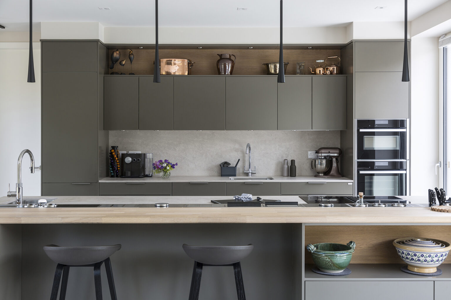 gråt køkken, moderne gråt køkken, køkken i grå nuancer, køkkeninspiration grå farver, grå køkkenelementer, mat gråt køkken, køkken med træbordplade, minimalistisk køkken i grå