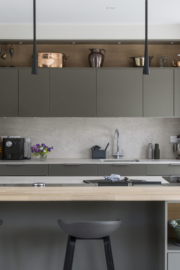 gråt køkken, moderne gråt køkken, køkken i grå nuancer, køkkeninspiration grå farver, grå køkkenelementer, mat gråt køkken, køkken med træbordplade, minimalistisk køkken i grå