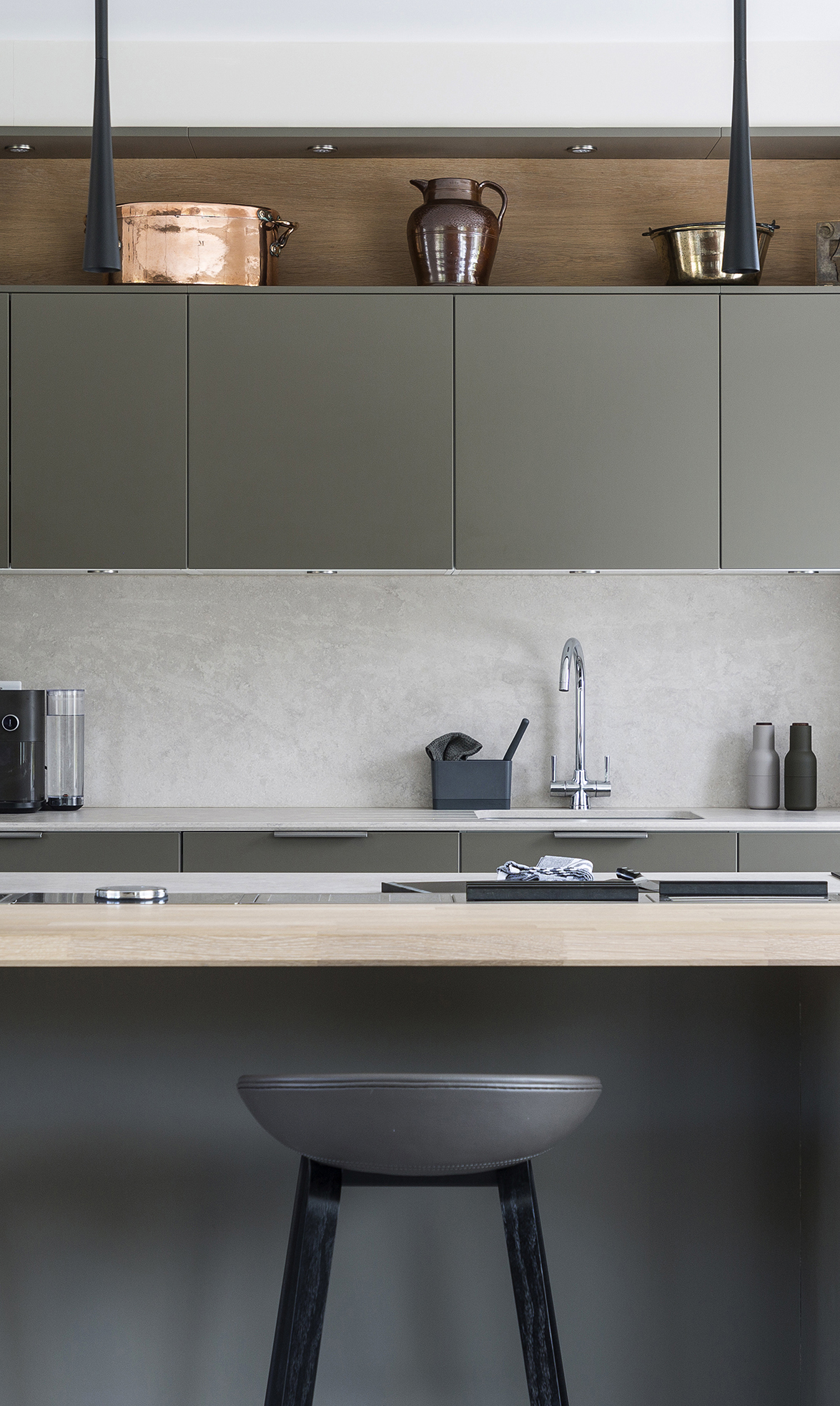 gråt køkken, moderne gråt køkken, køkken i grå nuancer, køkkeninspiration grå farver, grå køkkenelementer, mat gråt køkken, køkken med træbordplade, minimalistisk køkken i grå