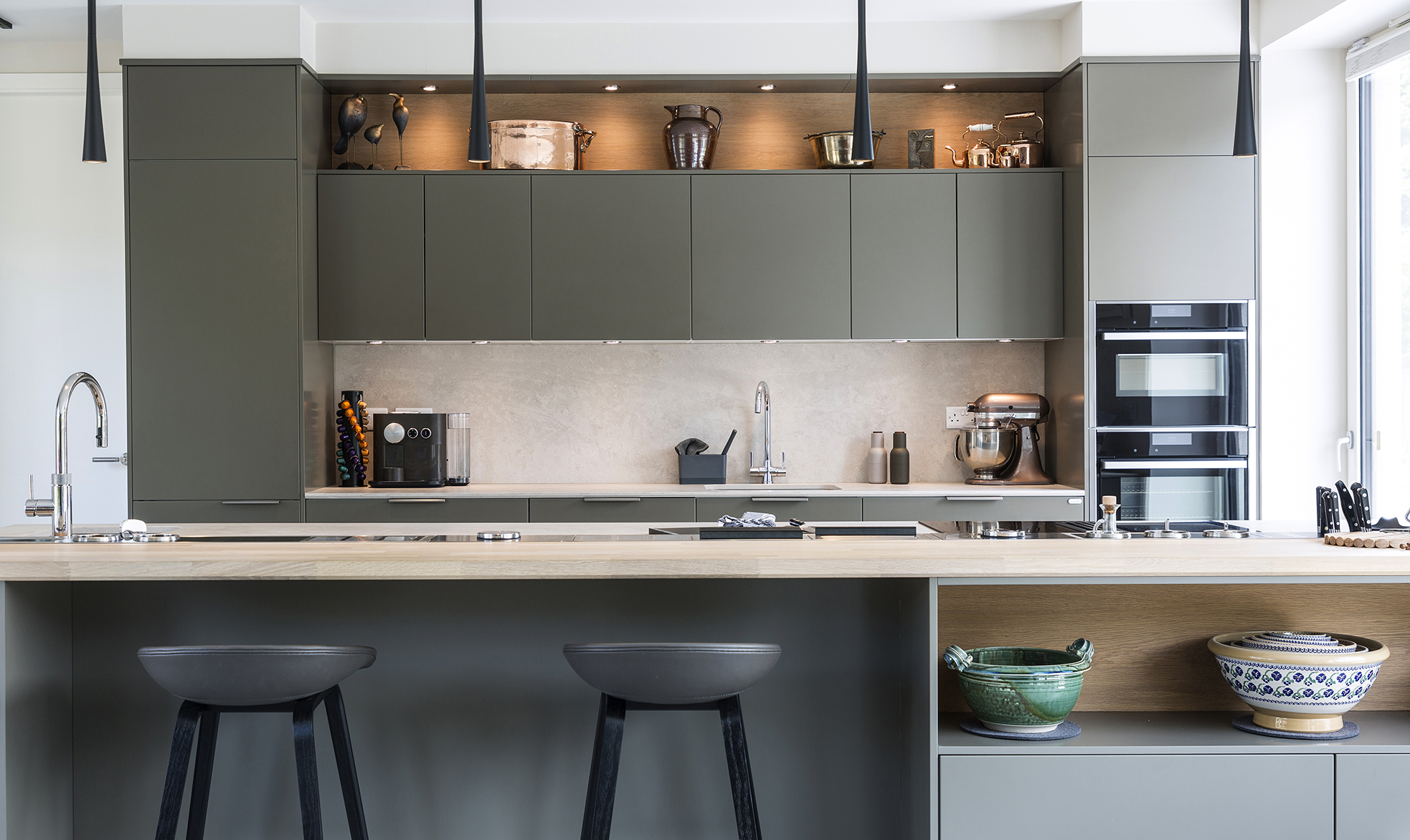 gråt køkken, moderne gråt køkken, køkken i grå nuancer, køkkeninspiration grå farver, grå køkkenelementer, mat gråt køkken, køkken med træbordplade, minimalistisk køkken i grå