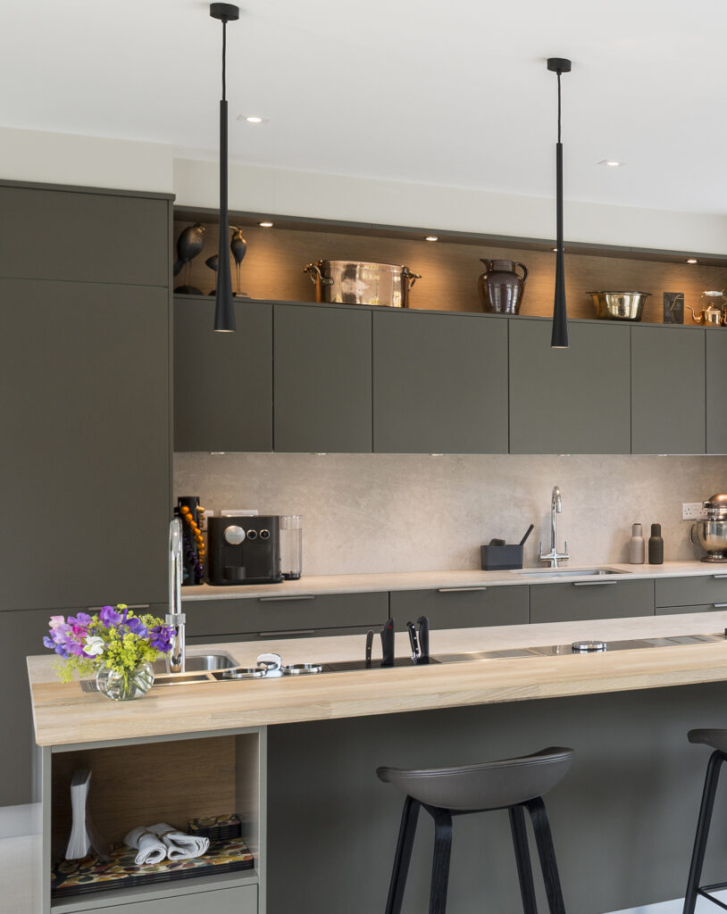 gråt køkken, moderne gråt køkken, køkken i grå nuancer, køkkeninspiration grå farver, grå køkkenelementer, mat gråt køkken, køkken med træbordplade, minimalistisk køkken i grå