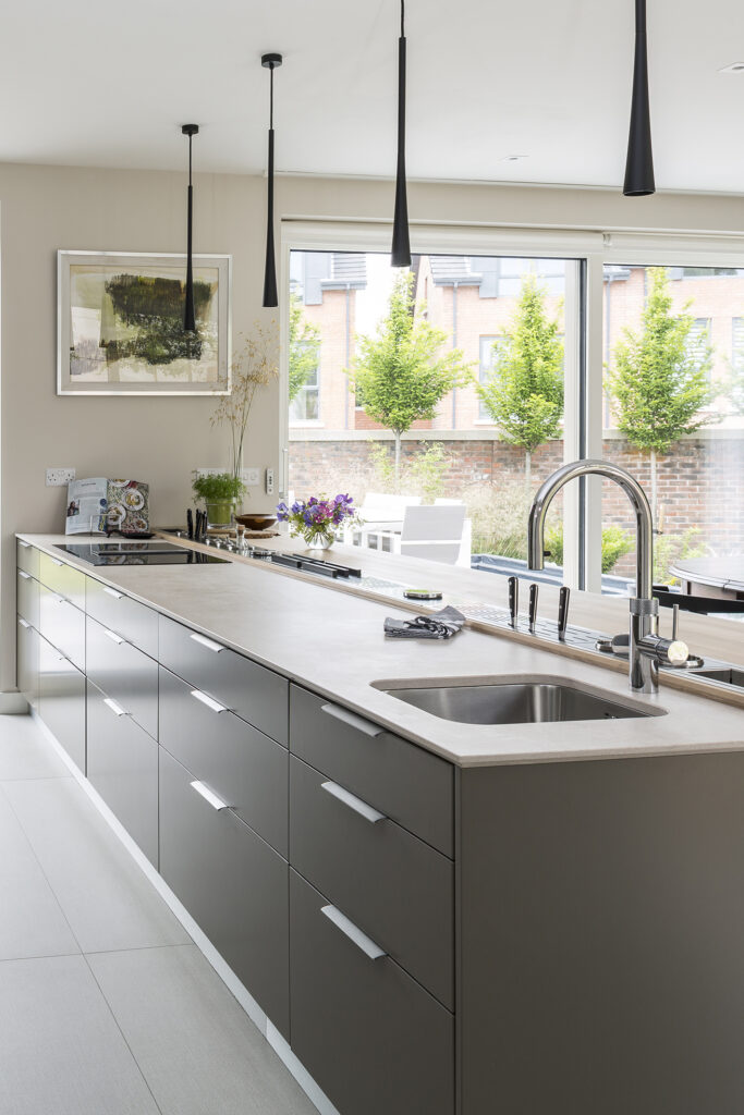 gråt køkken, moderne gråt køkken, køkken i grå nuancer, køkkeninspiration grå farver, grå køkkenelementer, mat gråt køkken, køkken med træbordplade, minimalistisk køkken i grå