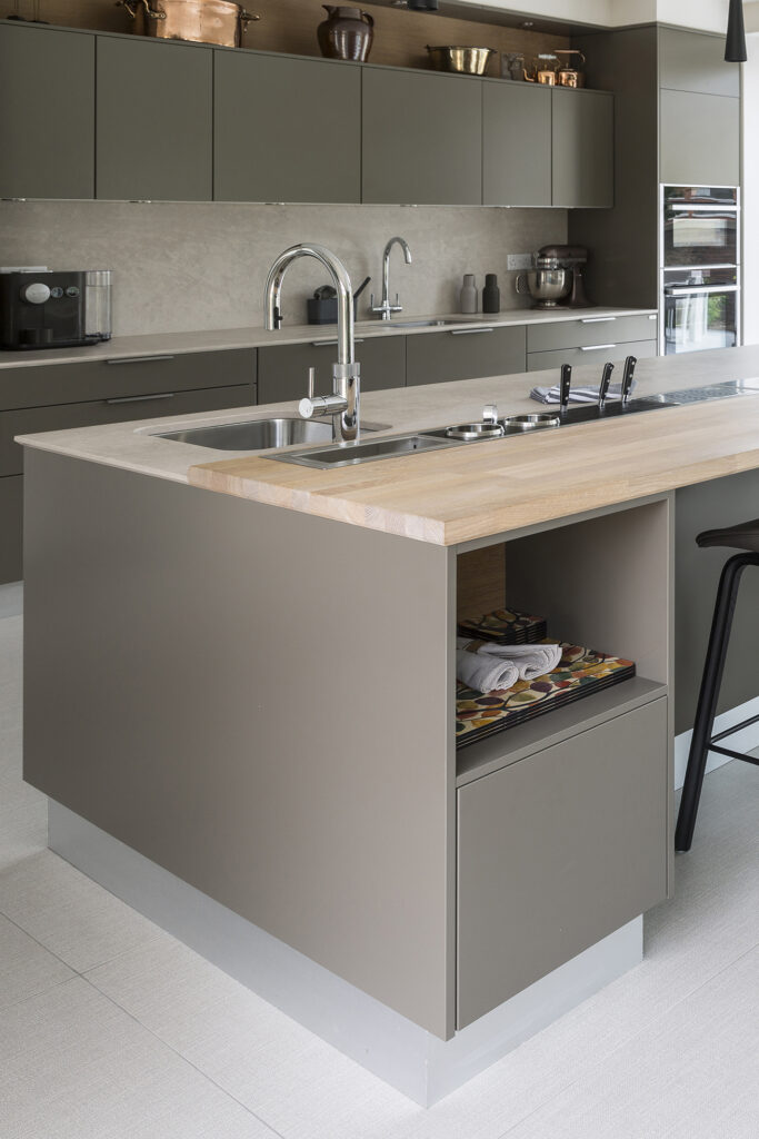 gråt køkken, moderne gråt køkken, køkken i grå nuancer, køkkeninspiration grå farver, grå køkkenelementer, mat gråt køkken, køkken med træbordplade, minimalistisk køkken i grå