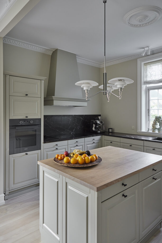 Malet landkøkken i klassisk engelsk/fransk stil – nyt liv til et 20 år gammelt køkken med enkel og tidløs charme.