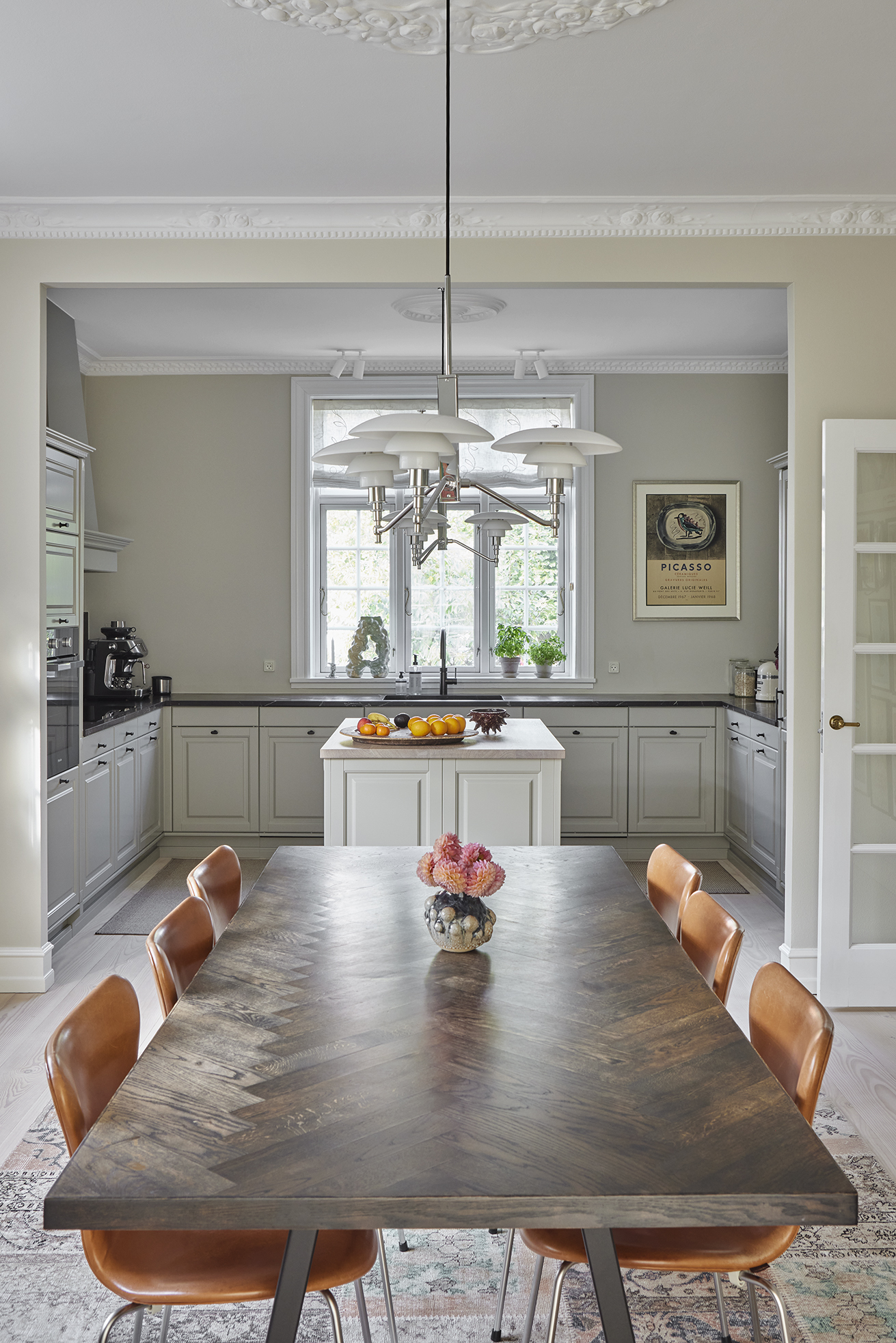 Malet landkøkken i klassisk engelsk/fransk stil – nyt liv til et 20 år gammelt køkken med enkel og tidløs charme.