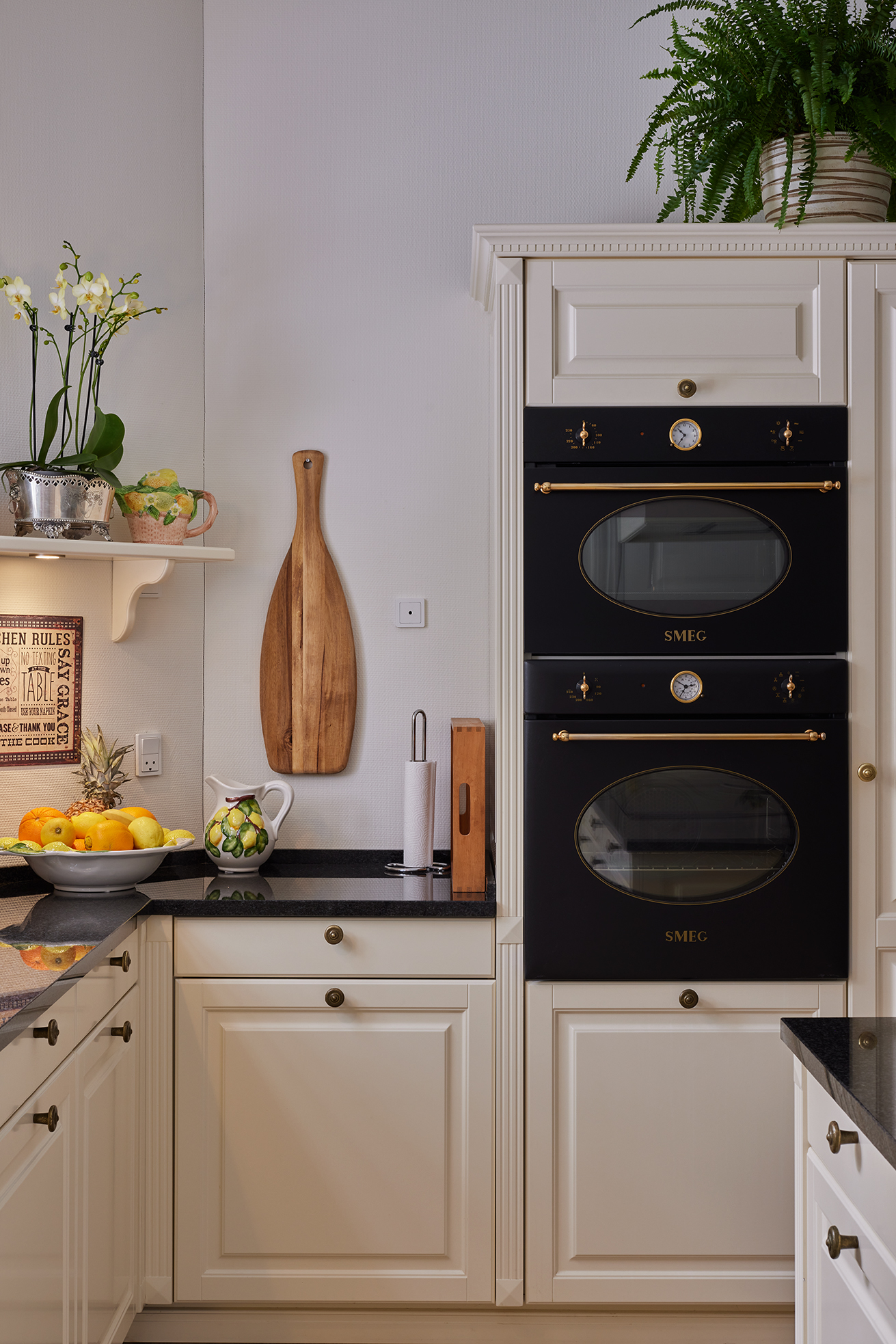 Antique Lifestyle-køkken med vitrineskabe i køkkenøen – lyst, luftigt og holdbart køkken, der fungerer perfekt i dagligdagen.