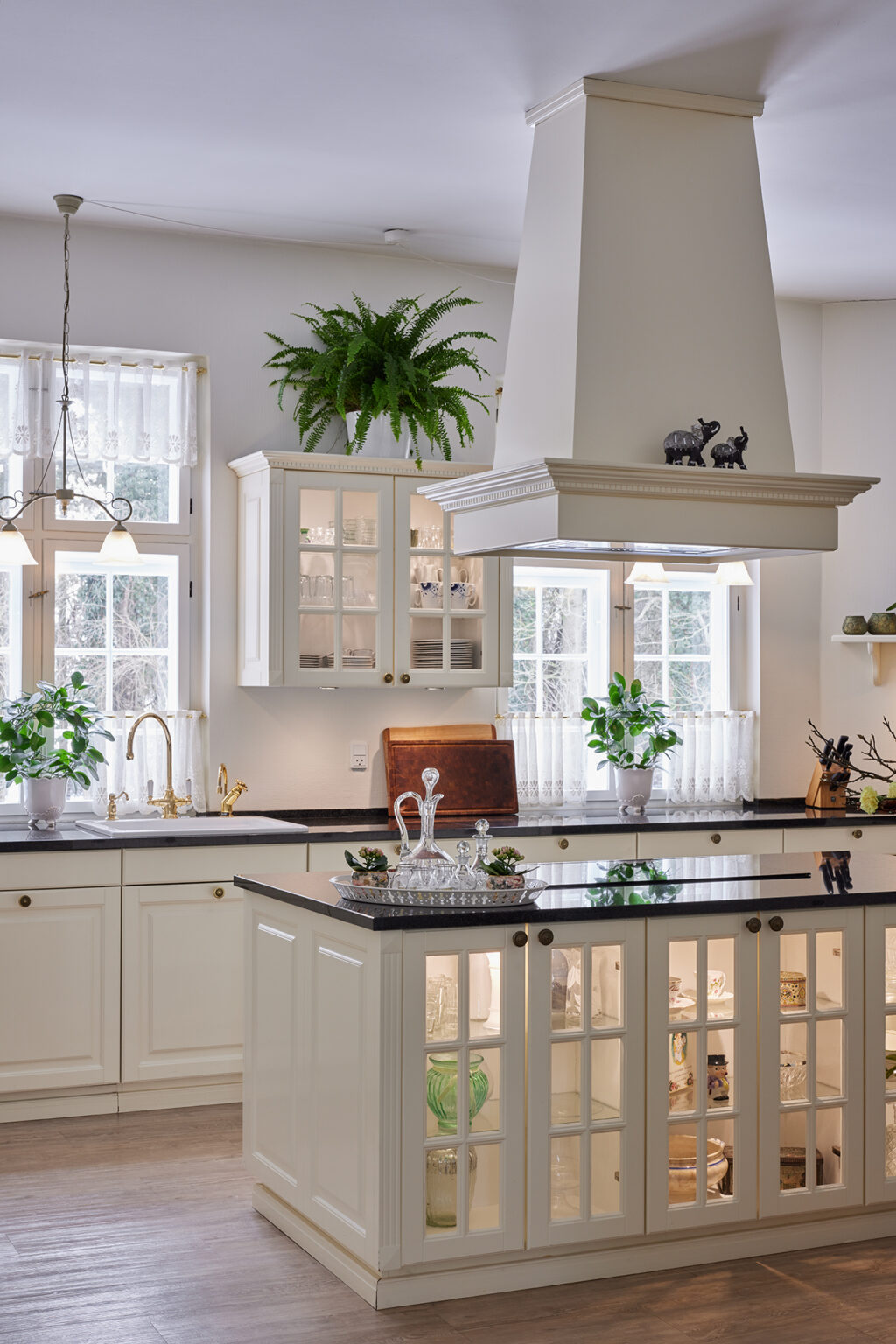Antique Lifestyle-køkken med vitrineskabe i køkkenøen – lyst, luftigt og holdbart køkken, der fungerer perfekt i dagligdagen.