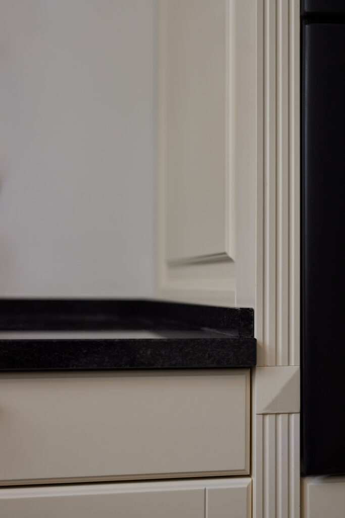 Antique Lifestyle-køkken med vitrineskabe i køkkenøen – lyst, luftigt og holdbart køkken, der fungerer perfekt i dagligdagen.