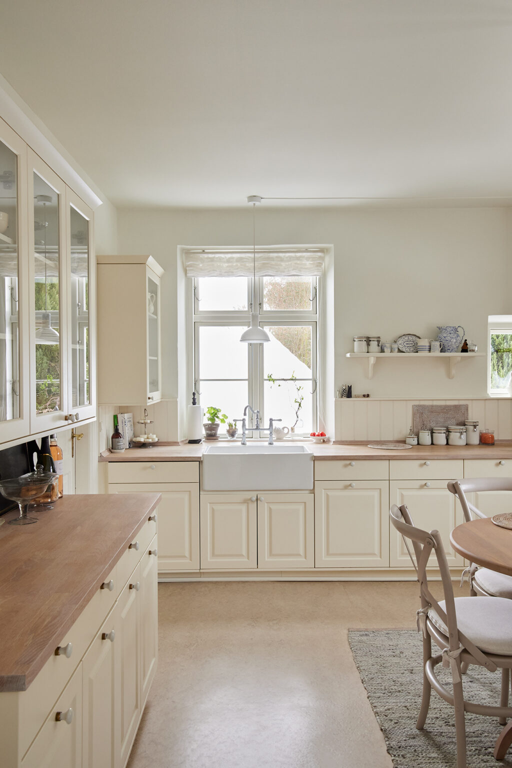 Vitrineskab i køkkenet skaber lethed og personlighed. Vis glas, keramik og favoritter frem, mens køkkenet stadig føles lyst og åbent.