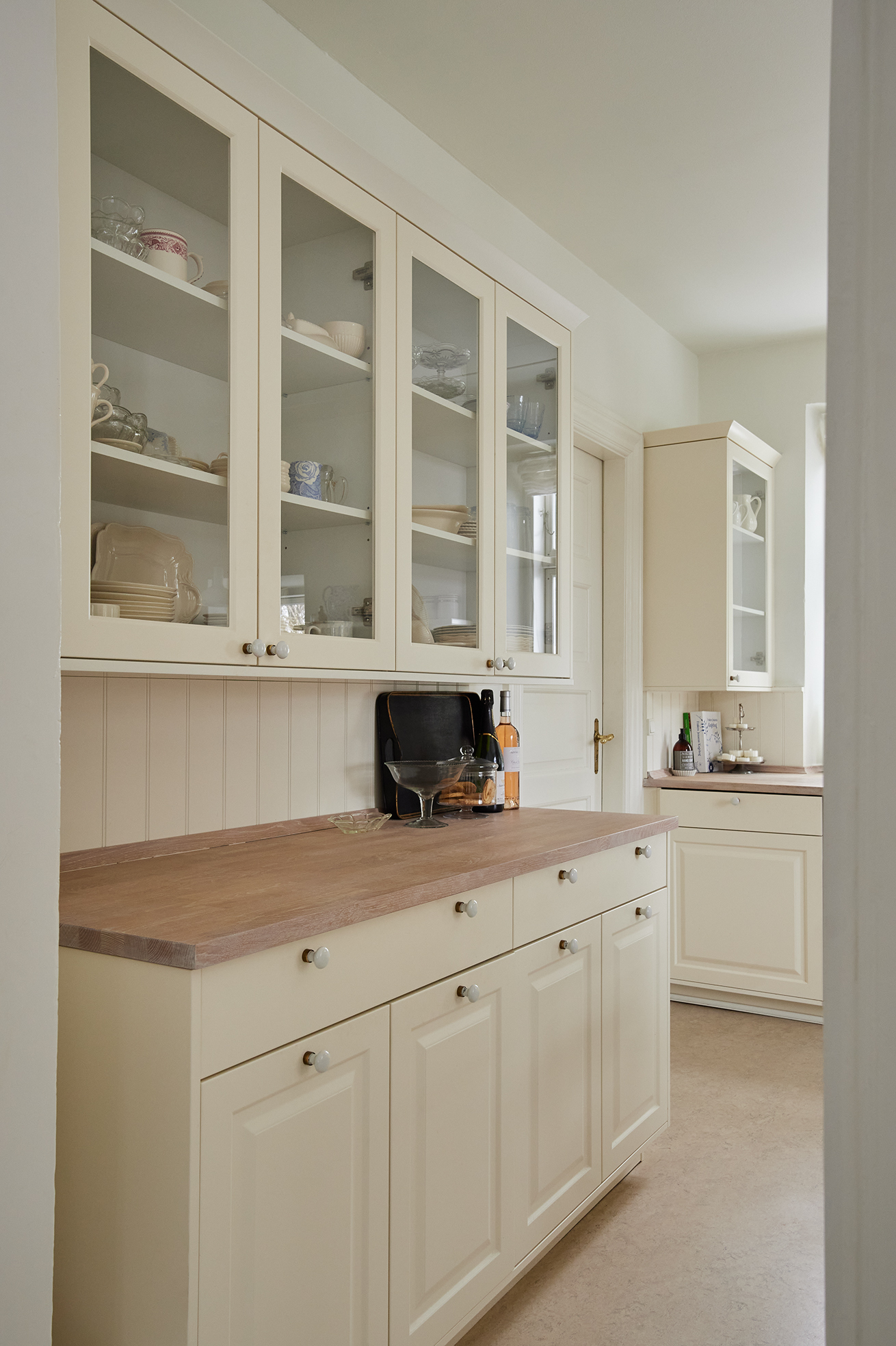 Vitrineskab i køkkenet skaber lethed og personlighed. Vis glas, keramik og favoritter frem, mens køkkenet stadig føles lyst og åbent.