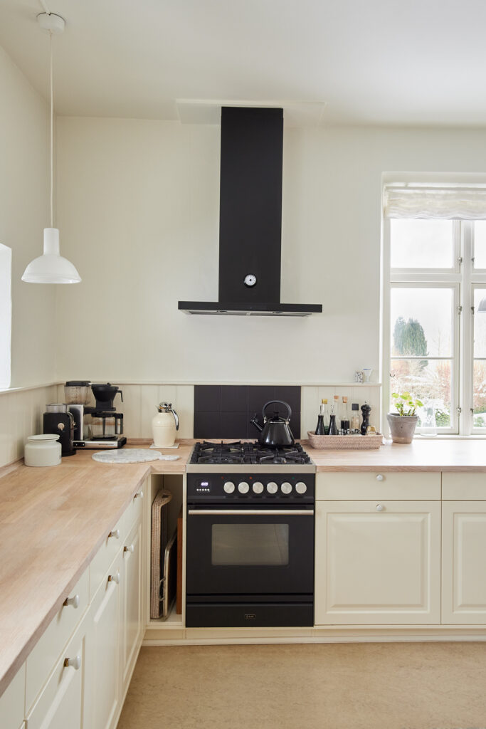 Vitrineskab i køkkenet skaber lethed og personlighed. Vis glas, keramik og favoritter frem, mens køkkenet stadig føles lyst og åbent.