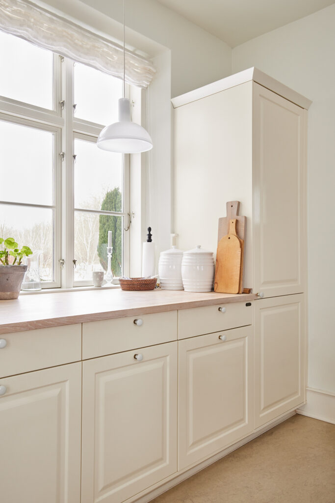 Vitrineskab i køkkenet skaber lethed og personlighed. Vis glas, keramik og favoritter frem, mens køkkenet stadig føles lyst og åbent.
