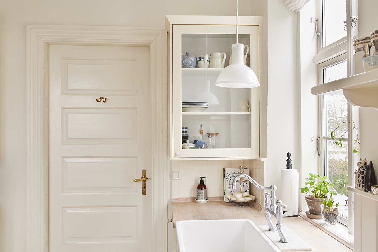 Vitrineskab i køkkenet skaber lethed og personlighed. Vis glas, keramik og favoritter frem, mens køkkenet stadig føles lyst og åbent.