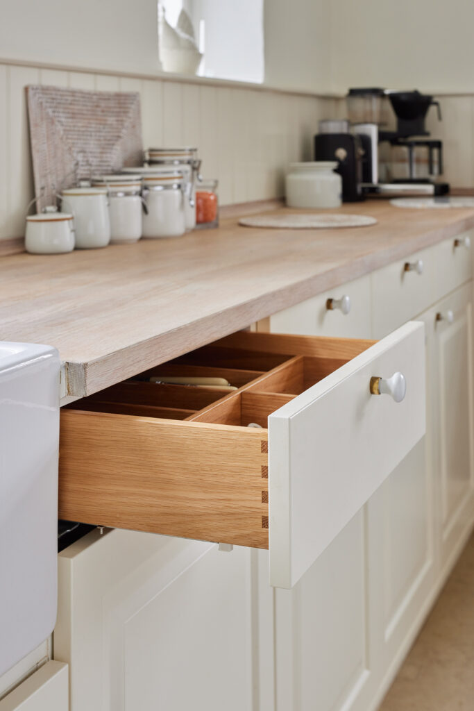 Vitrineskab i køkkenet skaber lethed og personlighed. Vis glas, keramik og favoritter frem, mens køkkenet stadig føles lyst og åbent.