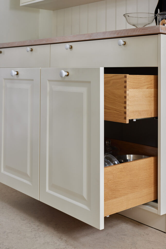 Vitrineskab i køkkenet skaber lethed og personlighed. Vis glas, keramik og favoritter frem, mens køkkenet stadig føles lyst og åbent.