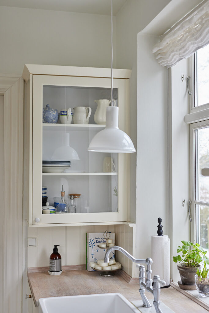 Vitrineskab i køkkenet skaber lethed og personlighed. Vis glas, keramik og favoritter frem, mens køkkenet stadig føles lyst og åbent.